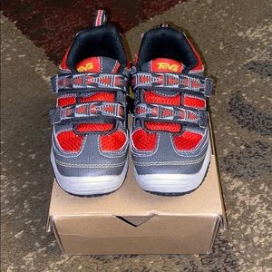 Teva EUC size 8.5 toddler boys shoes!